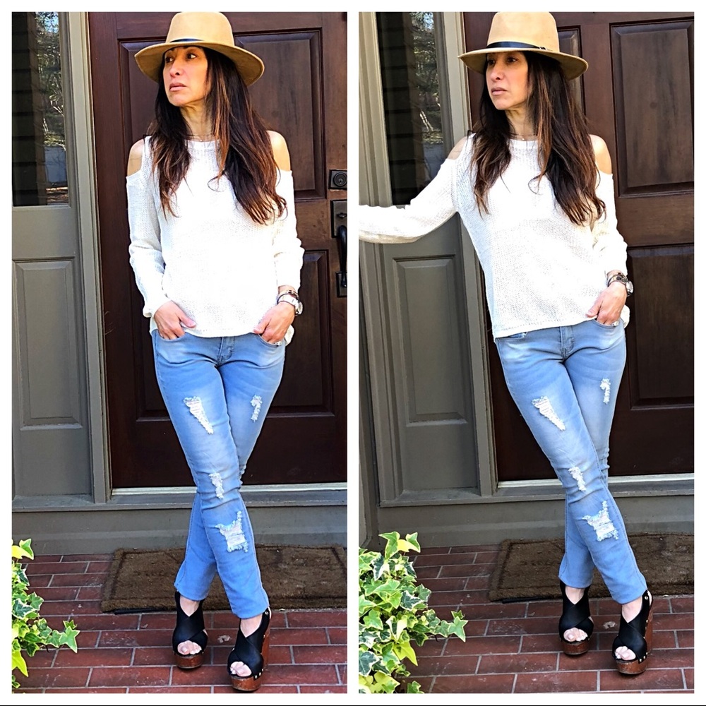 ✨2 LEFT✨Light wash skinny distressed jeans - Picture 6 of 8